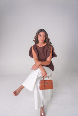 BLUSA CON CORTE ASIMETRICO